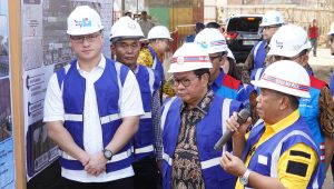 Gubernur DKI Jakarta Pramono Anung bersama Anggota DPRD DKI Jakarta Hardiyanto Kenneth meninjau langsung progres pembangunan Flyover Latumenten tersebut, pada Kamis, 2/7/2026 | Ist