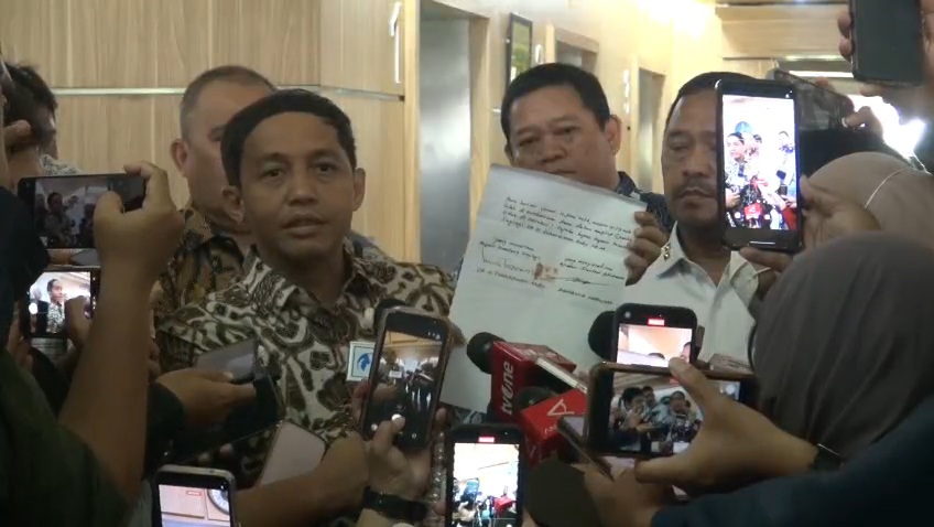 Raja Juli Tunjukkan Bukti Pengembalian Amplop dari Bupati Kuansing 17 Hari Sebelum OTT KPK