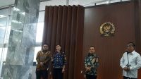 President Director PT Tokopedia Stephanie Susilo (Kiri), bersama dengan Wakil Ketua DPR RI Sufmi Dasco Ahmad (tengah) dan Menteri Ketenagakerjaan Yassierli (kanan), di Kompleks Parlemen, Senayan, Jakarta, Senin, 6/7/2026 | Novia Suhari/Forum Keadilan