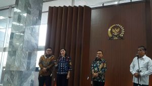 President Director PT Tokopedia Stephanie Susilo (Kiri), bersama dengan Wakil Ketua DPR RI Sufmi Dasco Ahmad (tengah) dan Menteri Ketenagakerjaan Yassierli (kanan), di Kompleks Parlemen, Senayan, Jakarta, Senin, 6/7/2026 | Novia Suhari/Forum Keadilan