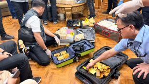 Barang bukti uang hingga emas yang ditemukan dalam penggeledahan di sebuah rumah mewah di Perumahan Bukit Golf Hijau Sentul City, Kecamatan Babakan Madang, Kabupaten Bogor, Jawa Barat, Rabu, 8/7/2026 malam | Ist