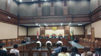 Bos Blueray Cargo John Field dan dua terdakwa lain saat menghadapi sidang vonis di Pengadilan Tipikor Jakarta, Jumat, 10/7/2026 | Syahrul Baihaqi/Forum Keadilan