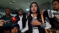 Kuasa hukum santri korban dugaan pembakaran oleh senior di Ponpes Rosyidatussaulatiyyah Al-Ibrahimi NW, Lombok Tengah, Putri Maya Rumanti di Kompleks Parlemen, Senayan, Jakarta, Senin, 13/7/2026 | Novia Suhari/Forum Keadilan
