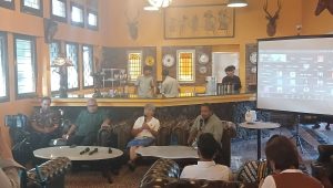 Eks Wakil Ketua KPK Amien Sunaryadi (kedua dari kiri) dalam diskusi DPN Peradi-Iwakum di Jakarta, Rabu, 15/7/2026 | Syahrul Baihaqi/Forum Keadilan