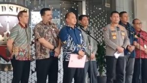 Kabid Humas PMJ Kombes Pol Budi Hermanto (baju polisi) dalam konferensi pers di Kejagung, Jumat, 17/7/2026 | Syahrul Baihaqi/Forum Keadilan