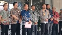 Kabid Humas PMJ Kombes Pol Budi Hermanto (baju polisi) dalam konferensi pers di Kejagung, Jumat, 17/7/2026 | Syahrul Baihaqi/Forum Keadilan