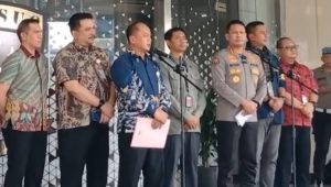 Kabid Humas PMJ Kombes Pol Budi Hermanto (baju polisi) dalam konferensi pers di Kejagung, Jumat, 17/7/2026 | Syahrul Baihaqi/Forum Keadilan