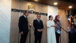Wakil Ketua DPR RI Saan Mustofa (paling kiri) dan Ketua DPR RI Puan Maharani (baju putih) di Kompleks Parlemen, Senayan, Jakarta, Selasa, 21/7/2026 | Novia Suhari/Forum Keadilan