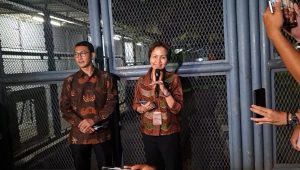Jubir KPK Budi Prasetyo (kiri) dan Deputi Bidang Koordinasi dan Supervisi KPK Ely Kusumastuti (kanan) di Gedung Merah Putih KPK, Jumat, 24/7/2026 | Muhammad Reza/Forum Keadilan
