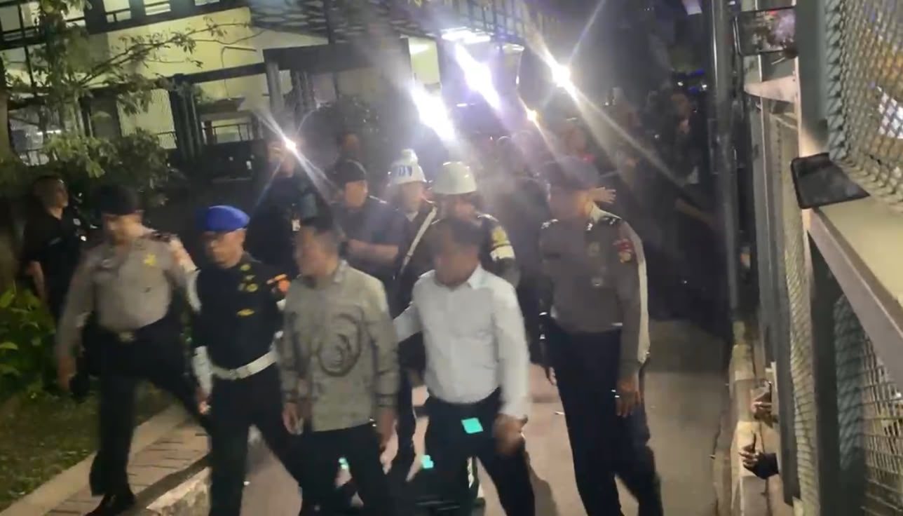 Eks Jampidsus Febrie Tiba di Rutan KPK Tanpa Rompi Tahanan, Bungkam Saat Dicecar Pertanyaan Wartawan