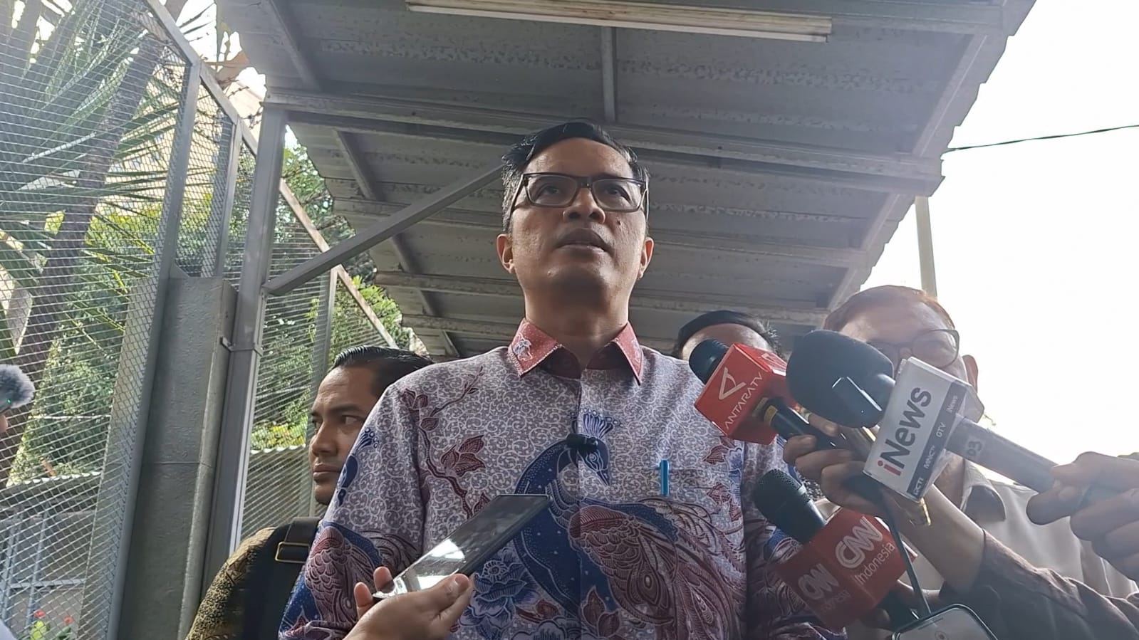 Usai Jenguk Febrie Adriansyah di KPK, Kuasa Hukum Minta Penyidik Perjelas Asal-usul Emas dan Uang