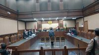 Eks Kasi Intelijen Bea Cukai Budiman Bayu saat mendengarkan pembacaan surat dakwaan di Pengadilan Tipikor Jakarta, Selasa, 28/2/2026 | Syahrul Baihaqi/Forum Keadilan