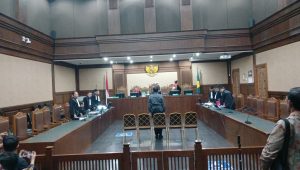 Eks Kasi Intelijen Bea Cukai Budiman Bayu saat mendengarkan pembacaan surat dakwaan di Pengadilan Tipikor Jakarta, Selasa, 28/2/2026 | Syahrul Baihaqi/Forum Keadilan