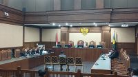 Eks Kasi Intelijen Bea Cukai Budiman Bayu saat mendengarkan pembacaan surat dakwaan di Pengadilan Tipikor Jakarta, Selasa, 28/2/2026 | Syahrul Baihaqi/Forum Keadilan
