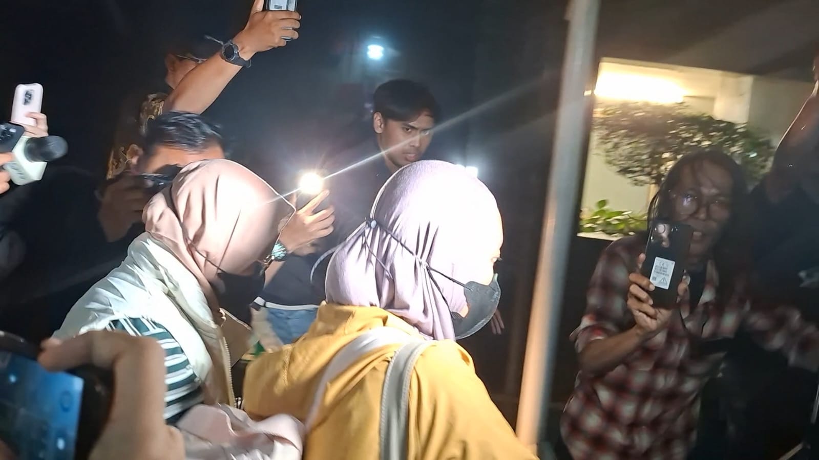 Istri Bupati Pemalang Tiba di KPK Usai Terjaring OTT, Jalani Pemeriksaan Intensif