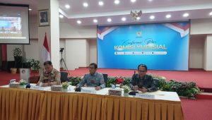 Wakil Ketua KY Desmihardi (tengah) dan Komisioner KY Abhan (kiri) saat melaporkan hasil penanganan laporan dugaan pelanggaran kode etik dan pedoman perilaku hakim di Gedung KY, Kamis, 30/7/2026 | Syahrul Baihaqi/Forum Keadilan