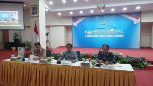Wakil Ketua KY Desmihardi (tengah) dan Komisioner KY Abhan (kiri) saat melaporkan hasil penanganan laporan dugaan pelanggaran kode etik dan pedoman perilaku hakim di Gedung KY, Kamis, 30/7/2026 | Syahrul Baihaqi/Forum Keadilan