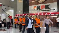 Rombongan Bupati Pemalang Anom Widiyantoro (AWI) beserta tersangka lainnya di Gedung KPK, Jakarta, Kamis, 30/7/2026 | Muhammad Reza/Forum Keadilan