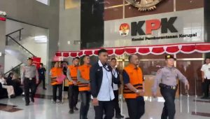 Rombongan Bupati Pemalang Anom Widiyantoro (AWI) beserta tersangka lainnya di Gedung KPK, Jakarta, Kamis, 30/7/2026 | Muhammad Reza/Forum Keadilan