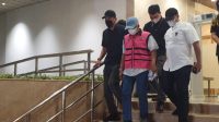 Tersangka NH saat dibawa penyidik ke mobil tahanan Kejaksaan Agung, Kamis, 30/7/2026 | Ist