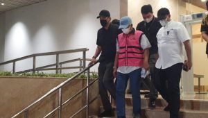 Tersangka NH saat dibawa penyidik ke mobil tahanan Kejaksaan Agung, Kamis, 30/7/2026 | Ist