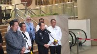 Jamwas Kejagung Rudi Margono (tengah) dalam konferensi pers di Gedung Kejagung, Kamis, 30/7/2026 | Ist