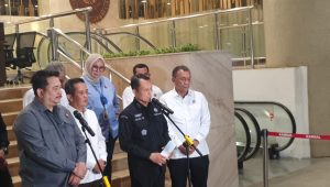 Jamwas Kejagung Rudi Margono (tengah) dalam konferensi pers di Gedung Kejagung, Kamis, 30/7/2026 | Ist