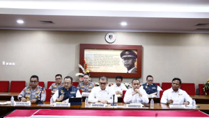 Konferensi pers Dugaan korupsi dan tindak pidana pencucian uang (TPPU) dalam pengadaan pemenuhan kebutuhan pasokan batu bara untuk pembangkit listrik tenaga uap (PLTU) pada periode 2018-2026.di Ruang Rapat Kortastipidkor Polri, Gedung Awaloedin Djamin, Jakarta, Senin, 6/7/2026. Konferensi pers dipimpin oleh Kabareskrim Polri Komjen Pol. Syahardiantono (tengah), didampingi Kadivhumas Polri Irjen Pol. Johnny Eddizon Isir, Kakortastipidkor Polri Irjen Pol. Totok Suharyanto, serta Dirtindak Kortastipidkor Brigjen Pol. Roberthus Yohanes De Deo Tresna Eka Trimana. | Dok Humas Polri