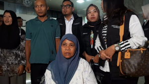 Nuraini, Ibu dari santri tewas diduga dibakar senior di Lombok bersama tim kuasa hukum, di Komplek Parlemen, Senayan, Jakarta | Novia Suhari / Forum Keadilan