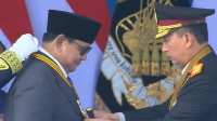 Pemberian Medali Kehormatan Loka Praja Samrakshana atas kontribusonya dalam mendukugn tugas Korps Bhayangkara kepada Presiden Prabowo Subianto oleh Kapolri Jenderal Listyo Sigit Prabowo dalam Upacara Hari Bhayangkara ke-80 di Satuan Latihan Brimob Polri Cikeas, Gunung Putri, Bogor, Jawa Barat (Jabar), pada Rabu, 1/7/2026. | YouTube Sekretaiat Presiden