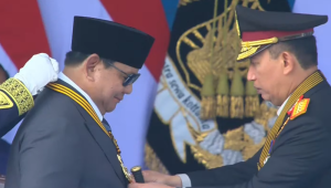 Pemberian Medali Kehormatan Loka Praja Samrakshana atas kontribusonya dalam mendukugn tugas Korps Bhayangkara kepada Presiden Prabowo Subianto oleh Kapolri Jenderal Listyo Sigit Prabowo dalam Upacara Hari Bhayangkara ke-80 di Satuan Latihan Brimob Polri Cikeas, Gunung Putri, Bogor, Jawa Barat (Jabar), pada Rabu, 1/7/2026. | YouTube Sekretaiat Presiden