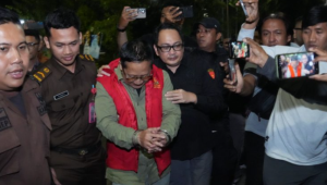 Mantan Direktur Utama (Dirut) Kebun Binatang Surabaya, Choirul Anwar, menjadi tersangka kasus korupsi pengelolaan keuangan periode 2016-2024 sebesar Rp10,2 miliar. | Dok Kejaksaan Tinggi Jawa Timur (Kejati Jatim).