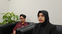 Dosen Universitas Halim Sanusi Bandung Riski Alitaistqomah (Kanan), dan Ketua Serikat Pekerja Kampus (SPK) Rizma Afianazim (Kiri) di Gedung Mahakamah Konstitusi (MK), Rabu, 29/7/2026. | Muhammad Reza/ Forum Keadilan