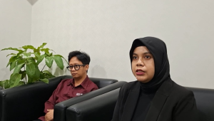 Dosen Universitas Halim Sanusi Bandung Riski Alitaistqomah (Kanan), dan Ketua Serikat Pekerja Kampus (SPK) Rizma Afianazim (Kiri) di Gedung Mahakamah Konstitusi (MK), Rabu, 29/7/2026. | Muhammad Reza/ Forum Keadilan