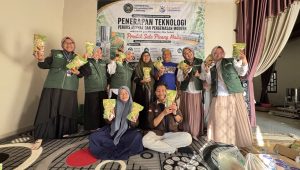 Kegiatan penerapan teknologi peniris minyak dan pengemasan modern produk UMKM Sale Pisang Madu Sido Lancar | Ist
