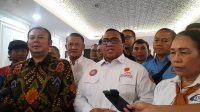 Presiden Konfederasi Serikat Pekerja Seluruh Indonesia (KSPSI) Andi Gani Nena Wea (tengah kemeja putih) di Kompleks Parlemen, Senayan, Jakarta, 3/7/2026 | Novia Suhari/Forum Keadilan