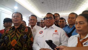Presiden Konfederasi Serikat Pekerja Seluruh Indonesia (KSPSI) Andi Gani Nena Wea (tengah kemeja putih) di Kompleks Parlemen, Senayan, Jakarta, 3/7/2026 | Novia Suhari/Forum Keadilan