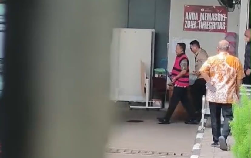 Tangan Diborgol, Eks Jampidsus Febrie Akhirnya Pakai Rompi Tahanan di Kasus TPPU
