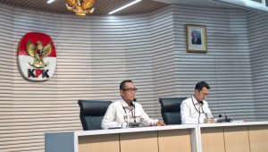 Direktur Penyidikan KPK Achmad Taufik Husein (kiri) dan Juru Bicara KPK Budi Prasetyo (kanan) dalam konferensi pers, Senin, 10/8/2026 | Muhammad Reza/Forum Keadilan