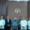 Wakil Ketua DPR RI Sufmi Dasco Ahmad (tengah) dalam konferensi pers usai finalisasi rancangan Peraturan Presiden (Perpres) terkait pengaturan transportasi online atau ojek online (ojol) di Kompleks Parlemen, Senayan, Jakarta, Selasa, 18/8/2026 | Novia Suhari/Forum Keadilan