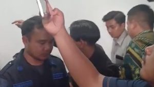 Sejumlah pengunjung tiba-tiba meneriakkan “adili Febrie” di ruang sidang praperadilan mantan Jaksa Agung Muda bidang Tindak Pidana Khusus Kejaksaan Agung (Jampidsus Kejagung) Febrie Adriansyah di Pengadilan Negeri Jakarta Selatan (PN Jaksel) pada Kamis, 19/8/2026 | Syahrul Baihaqi/Forum Keadilan
