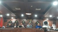 Direktur Utama Bank Mandiri Riduan (baju biru) di Kompleks Parlemen, Senayan, Jakarta, Rabu, 26/8/2026 | Novia Suhari/Forum Keadilan