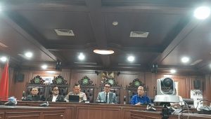 Direktur Utama Bank Mandiri Riduan (baju biru) di Kompleks Parlemen, Senayan, Jakarta, Rabu, 26/8/2026 | Novia Suhari/Forum Keadilan