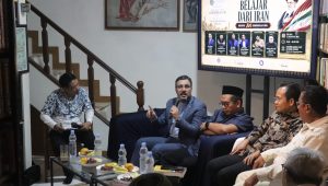 Konselor Kebudayaan Kedutaan Besar Republik Islam Iran Yahya Jahangiri di Kafe Gerak Gerik, Ciputat, Tangerang Selatan, Selasa, 25/8/2026 | Muhammad Reza/Forum Keadilan
