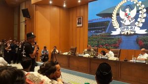 Pimpinan DPR RI saat melakukan audiensi bersama Koordinator Aliansi Masyarakat Pati Bersatu (AMPB) Supriyono alias Botok dan kawan-kawan yang digelar di Kompleks Parlemen, Senayan, Jakarta, Kamis, 27/8/2026 | Novia Suhari/Forum Keadilan