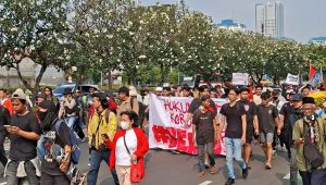 Rombongan mahasiswa dari berbagai perguruan tinggi terus berdatangan ke kawasan Gedung DPR RI, Jakarta, Kamis, 27/8/2026 | Muhammad Reza/Forum Keadilan