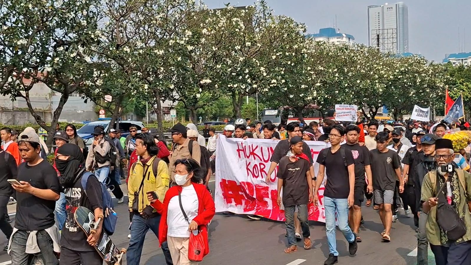 Ratusan Mahasiswa Berdatangan Kepung DPR, Massa Aksi Terus Bertambah