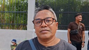 Intelektual Nahdlatul Ulama (NU) Islah Bahrawi di depan Gedung DPR RI, Jakarta, Kamis, 27/8/2026 | Muhammad Reza/Forum Keadilan