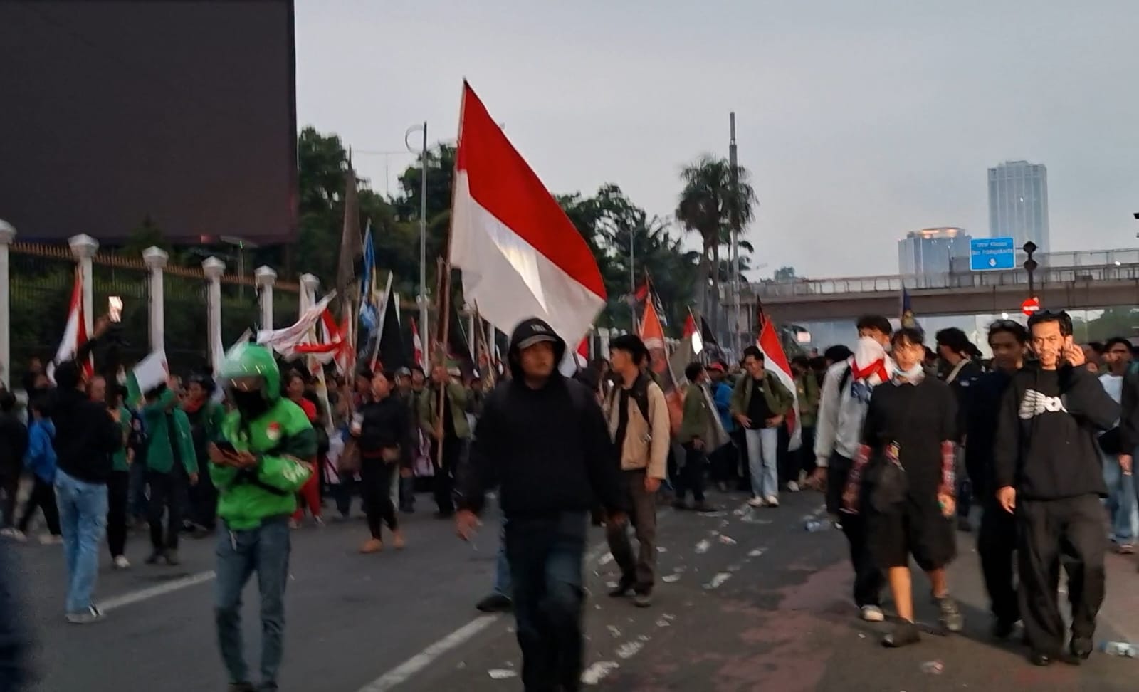 Massa Aksi Secara Berangsur Bubarkan Diri, Situasi di Gedung DPR Terkendali