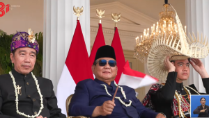 Presiden Prabowo Subianto, Wakil Presiden Gibran Rakabuming Raka, dan Presiden ke-7 RI Joko Widodo (Jokowi) di saat menyaksikan atraksi udara dalam rangkaian HUT ke-81 Kemerdekaan RI, pada Senin, 17/8/2026. | YouTube Sekretariat Presiden